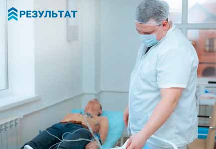 Врач снимает кардиограмму